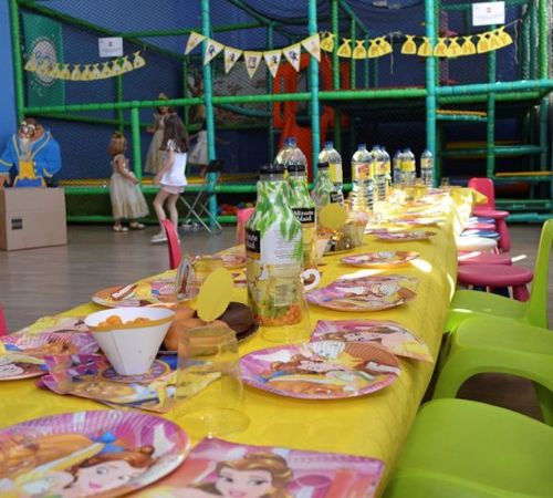 Sala de fiestas infantiles con mesas de niños